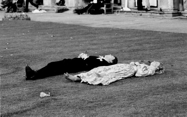 Magdalen Comem Ball. Oxford, 24 June 1988. Film 88578f27 © Copyright Photograph by Dafydd Jones 66 Stockwell Park Rd. London SW9 0DA Tel 0171 733 0108
