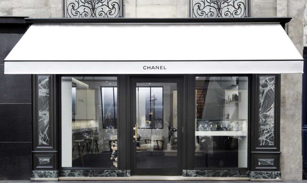 CHANEL SETS TEMPORARY WATCH STORE IN RUE CAMBON