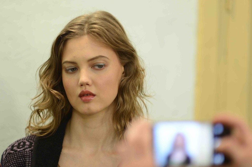 Chanel Cruise 2017 in Cuba backstage beauty Lindsey Wixson